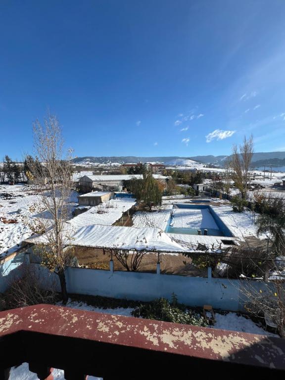 luchtfoto van een huis in de sneeuw bij espace familiale2 in Azrou