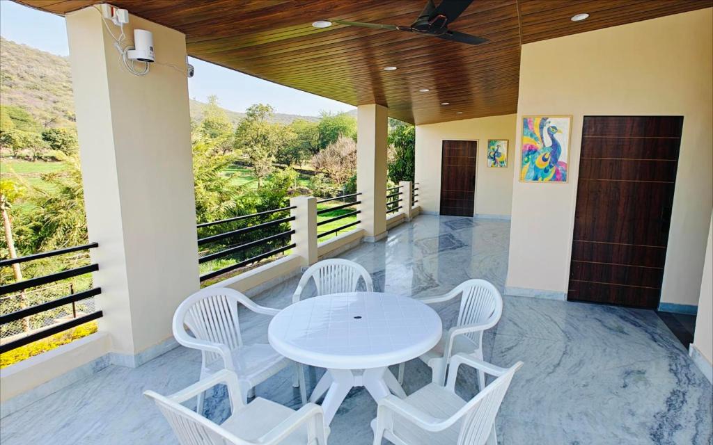 En balkon eller terrasse på The Jungle Gate Villa