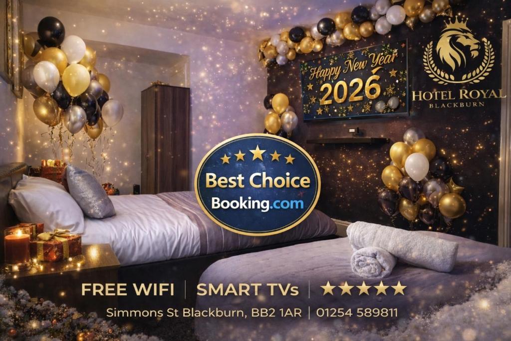 ein Poster von einem Schlafzimmer mit Bett und Luftballons in der Unterkunft Hotel Royal in Blackburn