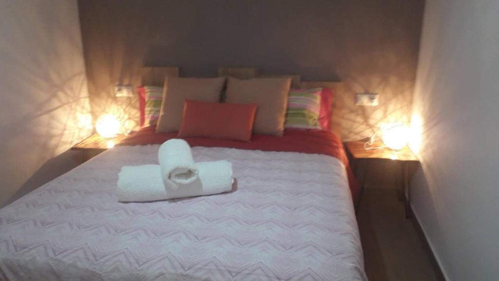 een bed met een wit voorwerp erop bij La Casita in Tejadillos