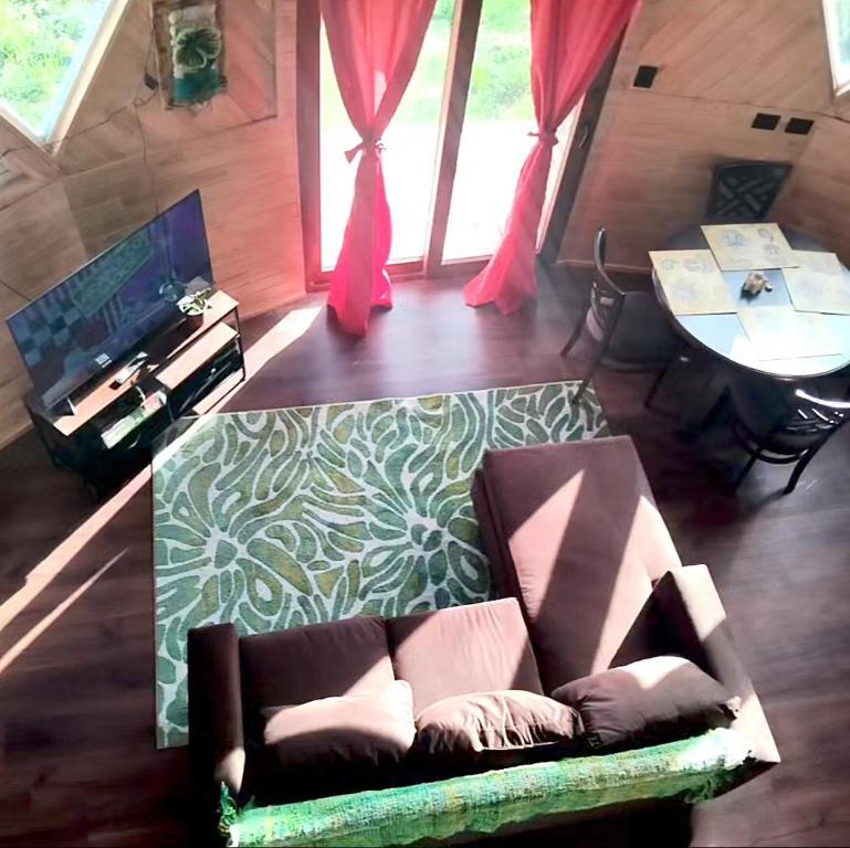 un salon avec un canapé et une table dans l'établissement Domo rústico Puacura Castro- Dalcahue, à Dalcahue