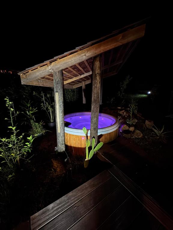 ein Whirlpool unter einem Pavillon in der Nacht in der Unterkunft La cabane in Le Vauclin