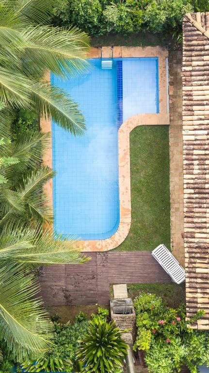 an overhead view of a swimming pool in a garden at SAPOTI Promoção Imperdível Dias de Semana até agosto 2026 - Detalhes no perfil - 4 Quartos 5mn da praia in Praia do Forte