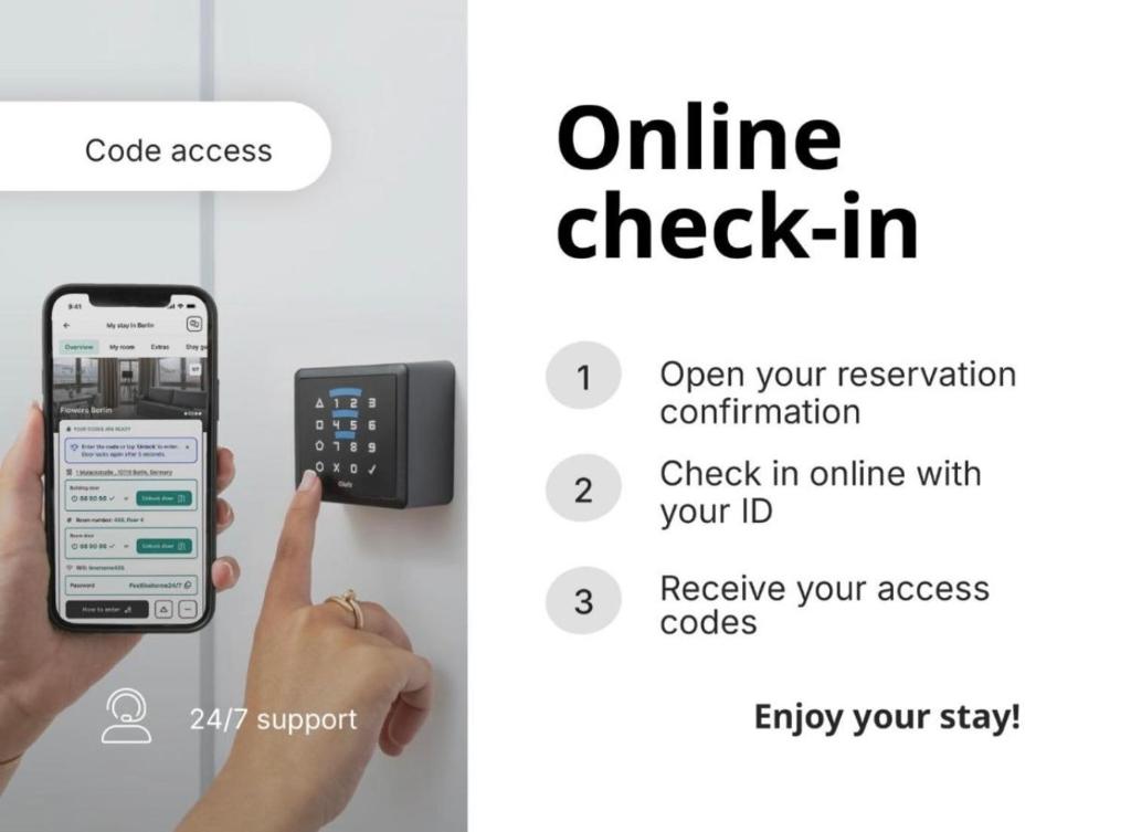 ein Bild einer Person, die ein Mobiltelefon hält in der Unterkunft Relax Family ApartHotel - Signature Residence in Ouarzazate