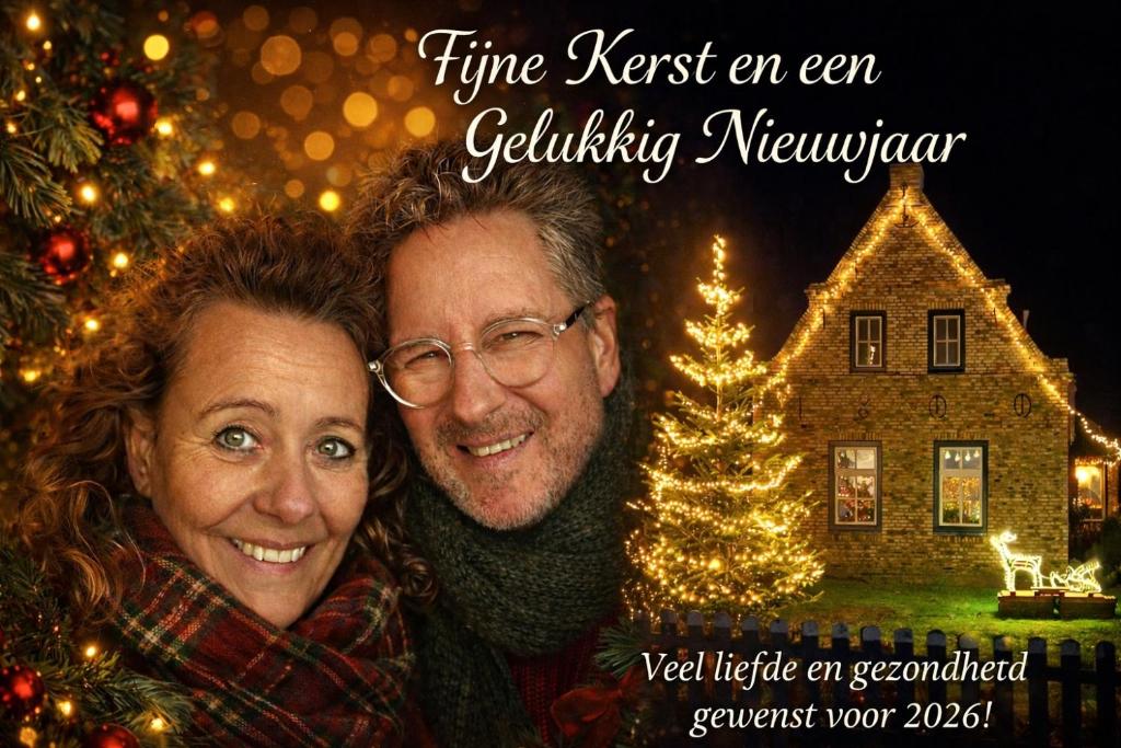 een man en vrouw die voor een kerstboom staan bij Ut ânker fan de Jong in Hollum