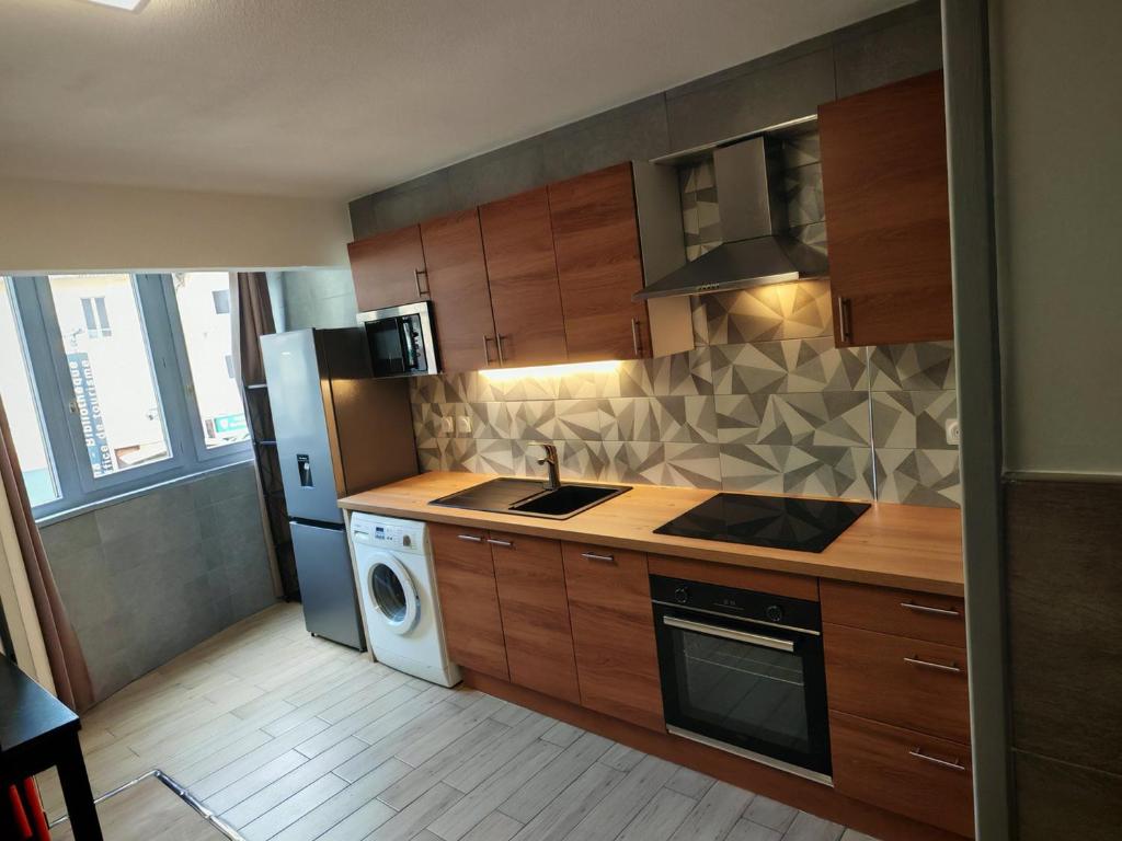 Kuchyň nebo kuchyňský kout v ubytování Appartement familial en centre-ville avec WiFi et animaux admis - FR-1-512-210