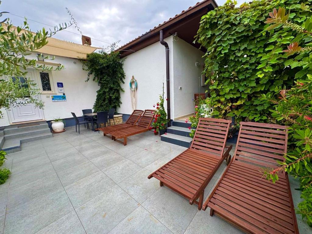 twee houten banken op een patio bij Apartment Ambretta in Savudrija