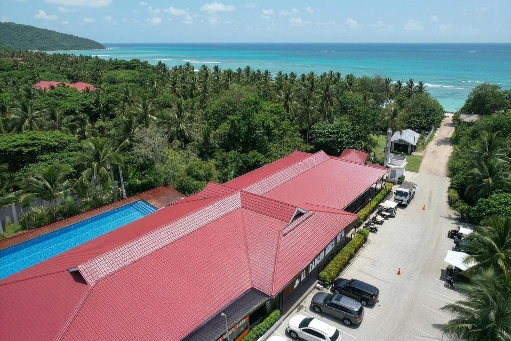 vista sul soffitto di un edificio con tetto rosso di EL Rancho Beach Hotel a San Francisco