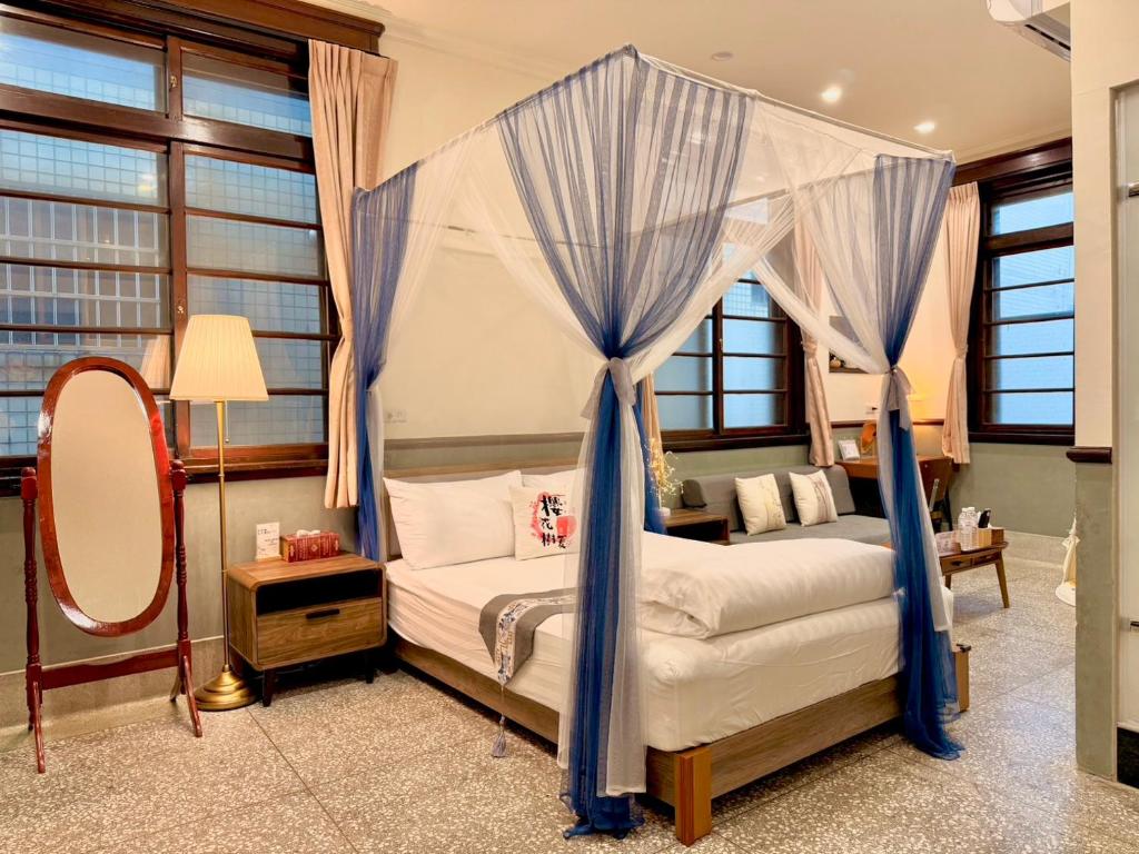a bedroom with a bed with a canopy at 櫻花樹夏民宿 in Zhunan
