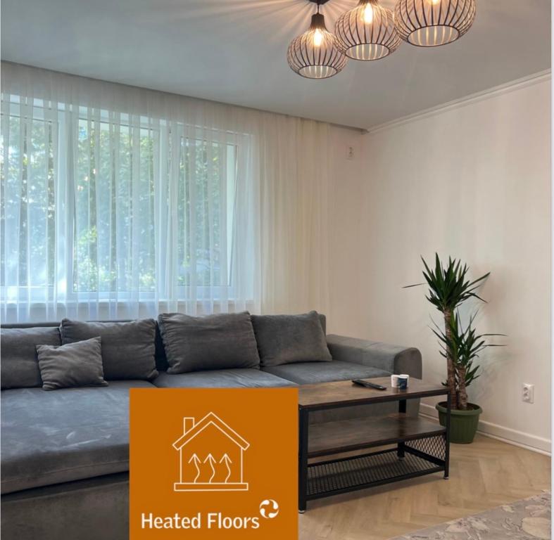 un salon avec un canapé et une table dans l'établissement Premium Apartment Turda, à Turda