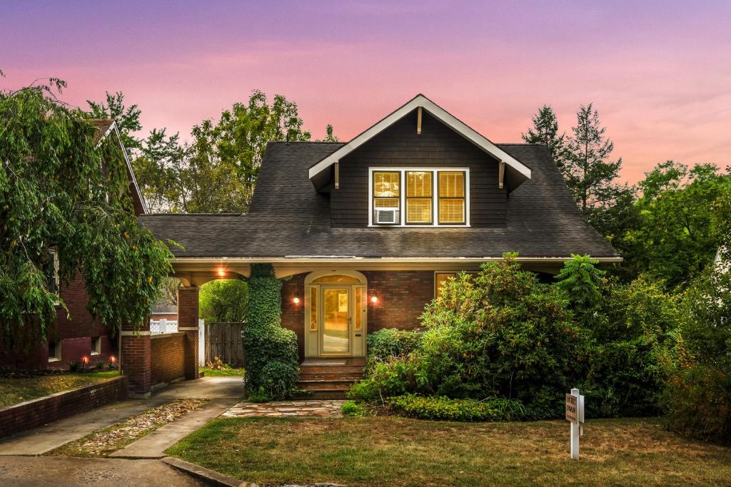 een huis met een donker huis bij Aunt Bea's Bungalow - Pet Friendly - Hot Tub - Screen Porch - Wifi - Fenced Yard - King Bed - Town in Berkeley Springs