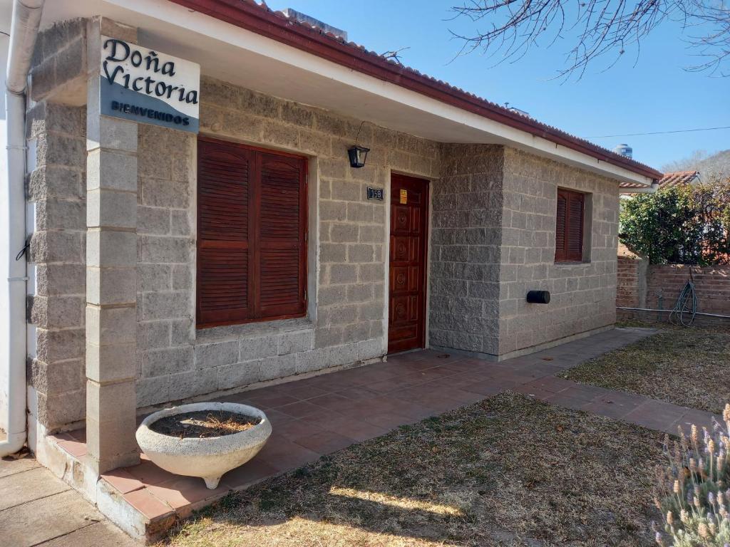 een huis met een bordje waarop staat: Dana Ricordo bij Casa Doña Victoria in Villa Carlos Paz