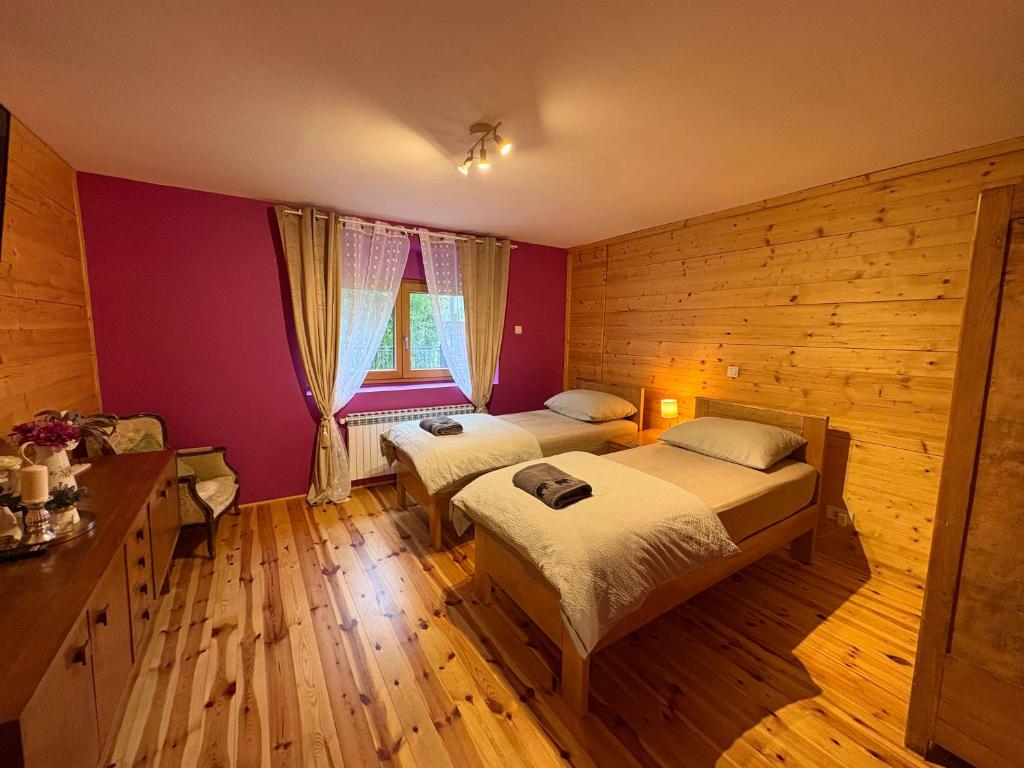 una camera da letto con due letti e una finestra di Sandrina a Zagabria