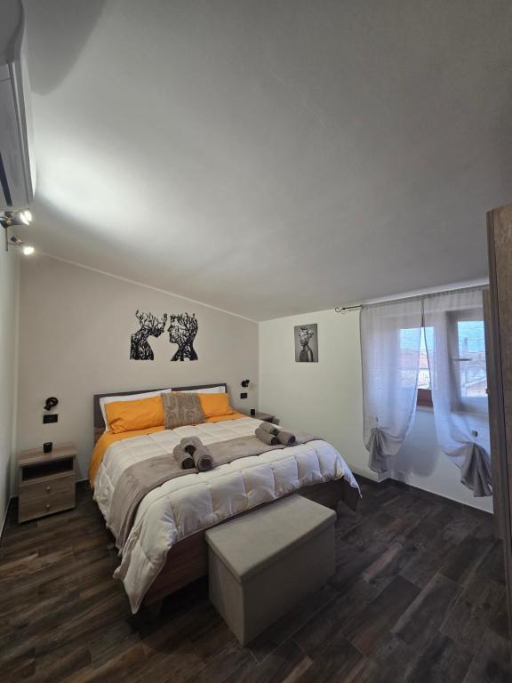 une chambre avec un grand lit et une fenêtre dans l'établissement Terminal7-Skyline, à Ciampino