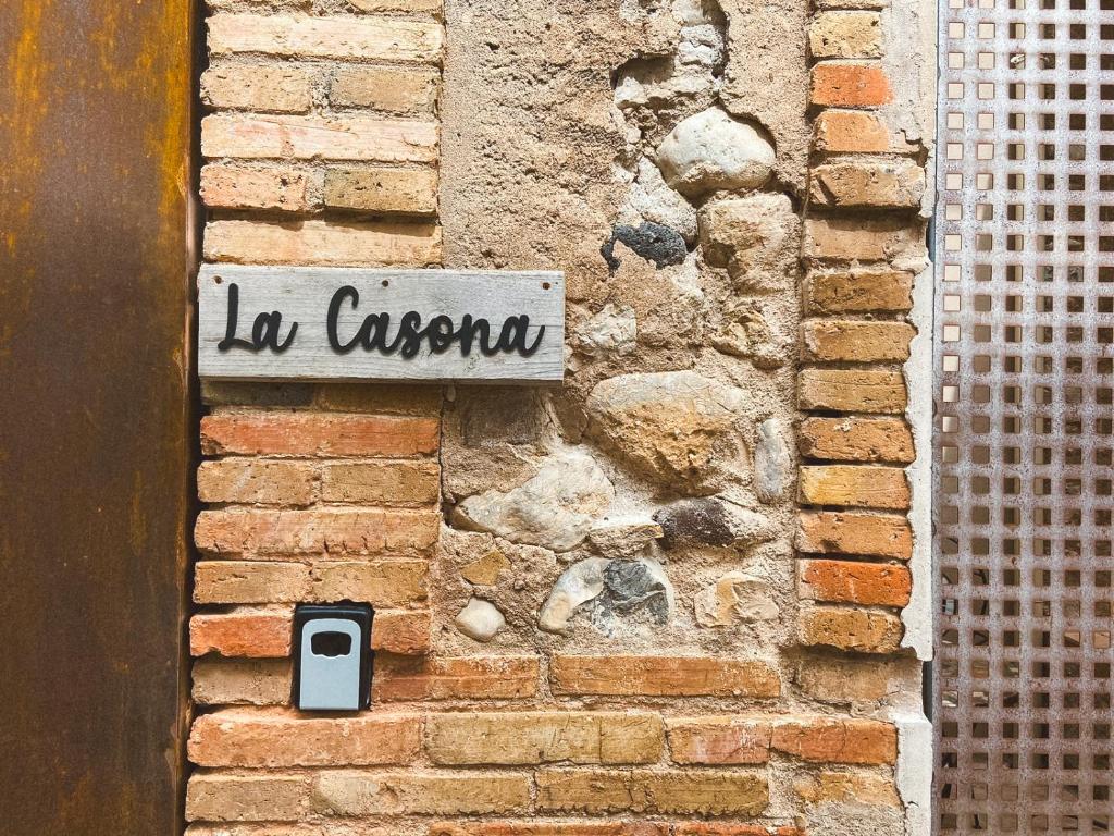 ein Straßenschild an der Seite einer Backsteinmauer in der Unterkunft Casa súper acollidora completament reformada in Saldet