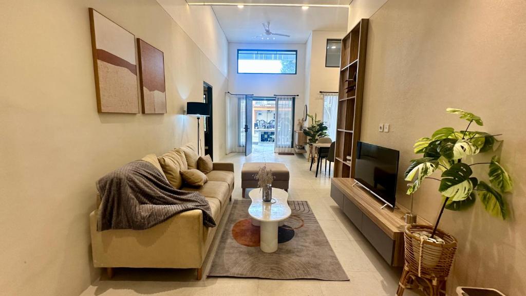a living room with a couch and a tv at Davion House near IKEA KBP by YourHome in Simpar