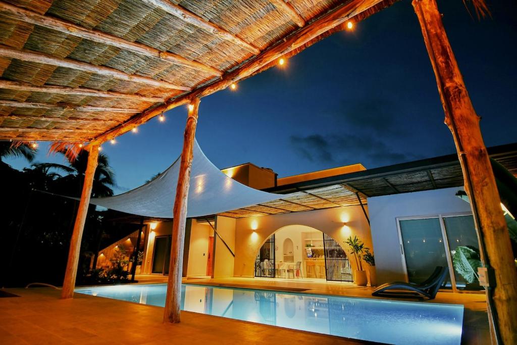 een villa met zwembad 's nachts bij Gaia Casa de Mar in El Bobo