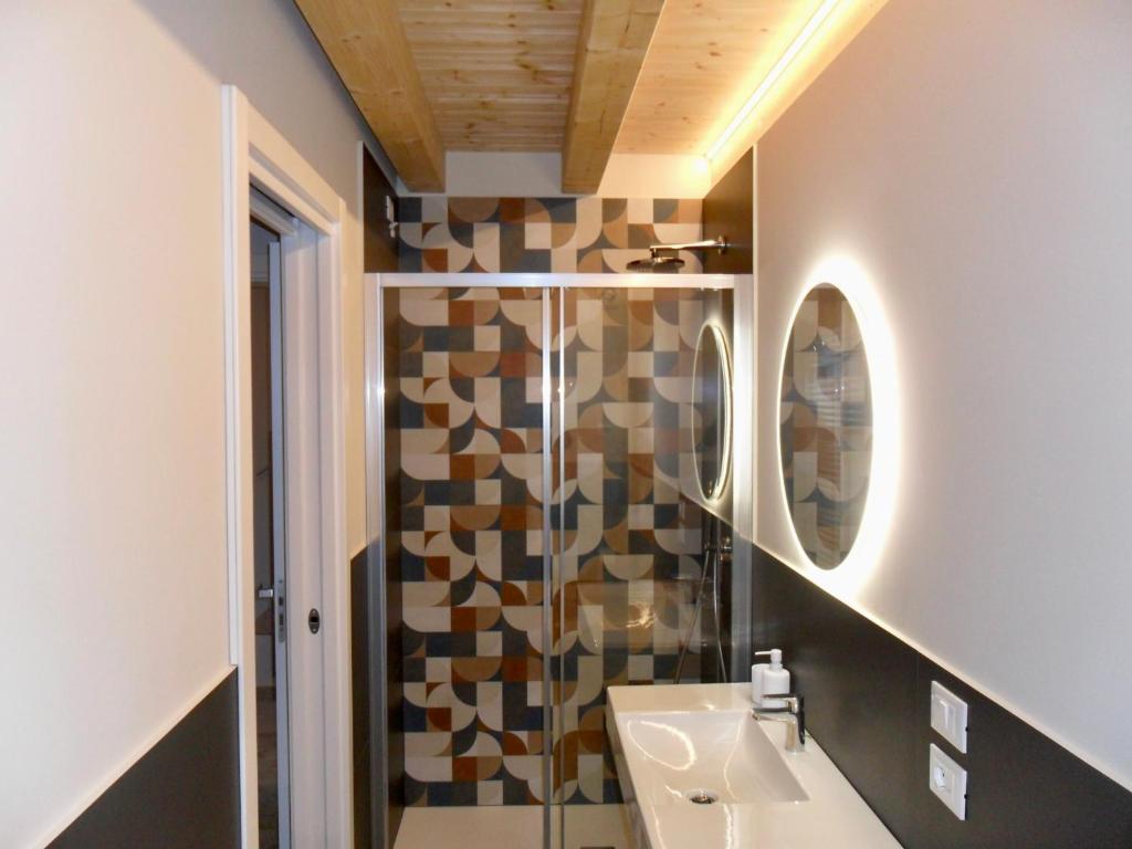 a bathroom with a sink and a shower at Carme31 Sirmione in San Martino della Battaglia