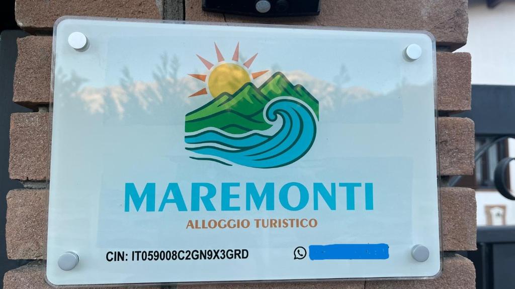 Et logo, certifikat, skilt eller en pris der bliver vist frem på MAREMONTI alloggio turistico