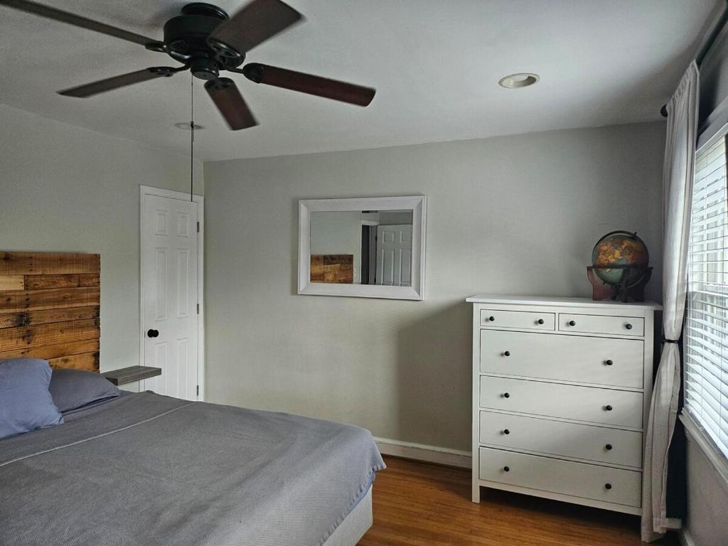 Postel nebo postele na pokoji v ubytování Cozy home Centrally located free parking sleeps 8