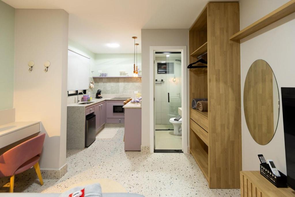 a kitchen with a sink and a toilet in a room at 105-Apto Confortável com Ar Próximo à UEL in Londrina