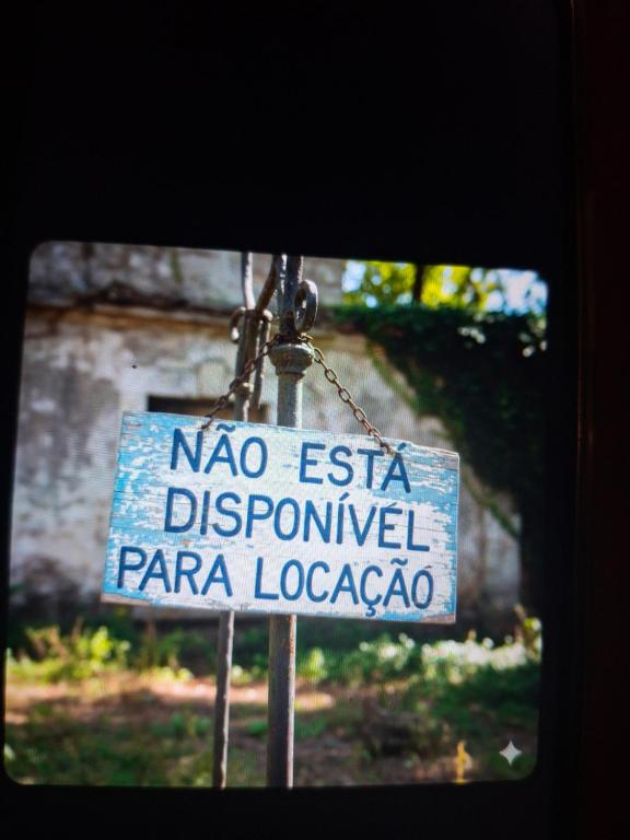 Ein Schild mit der Aufschrift „No Esa Disposal Para La Lagoria“. in der Unterkunft Queiroz e Melânia in Penha