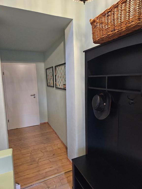 une pièce avec une armoire noire et un couloir dans l'établissement Ferienhaus An der Burg, à Oschersleben