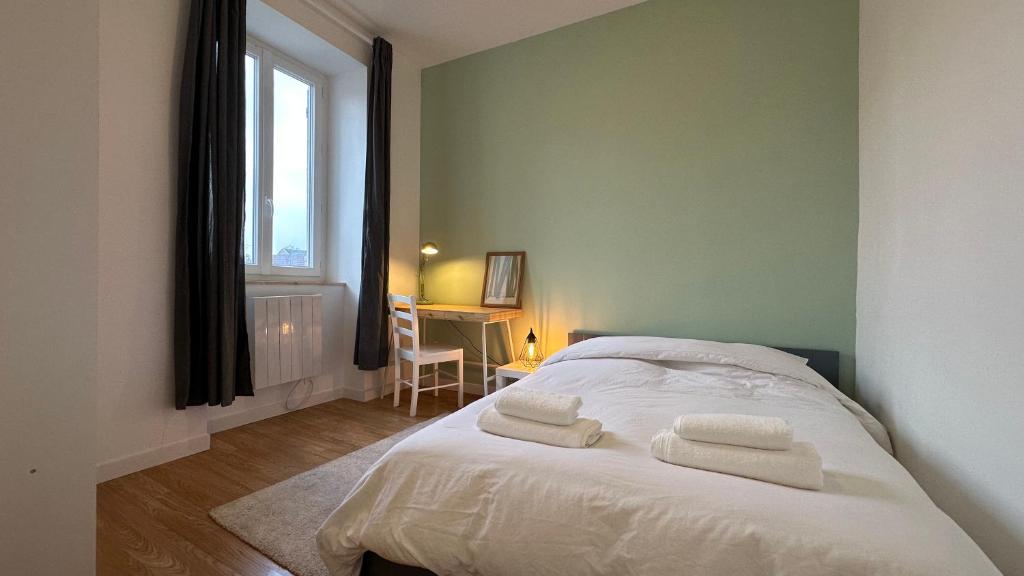 Postel nebo postele na pokoji v ubytování Le Quai des voyageurs - Séjour lumineux face gare