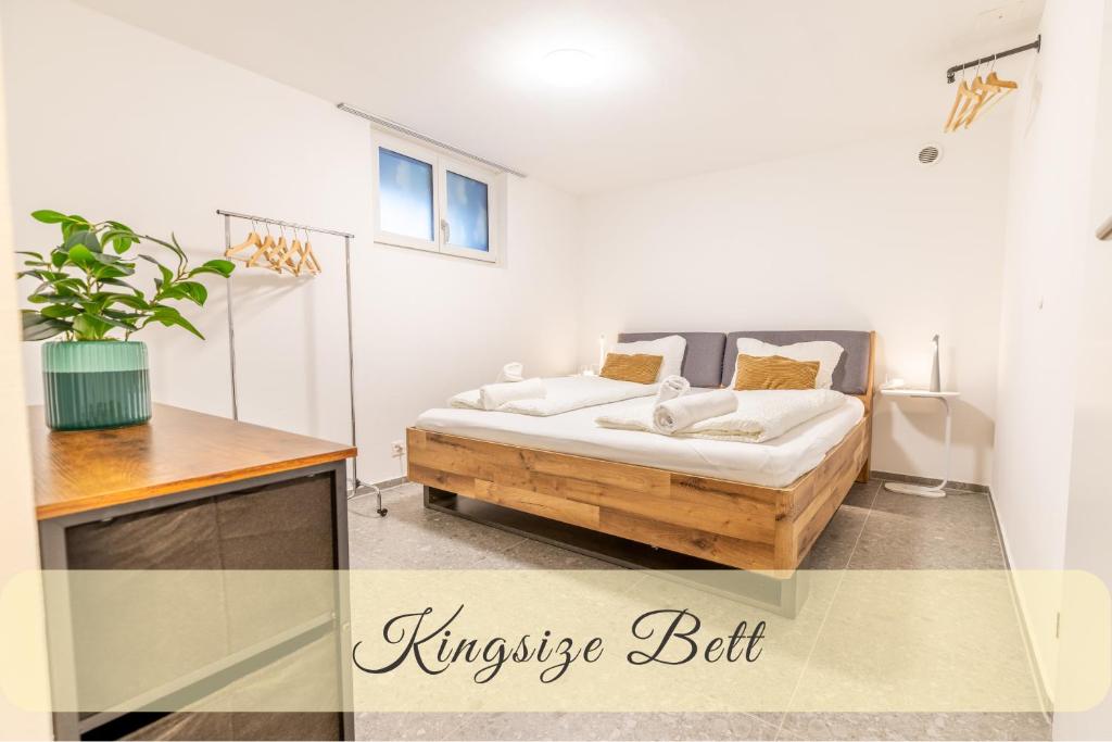 En eller flere senge i et værelse på Gemütliche Souterrainwohnung mit gratis Parkplatz