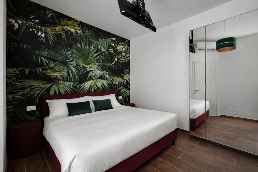 una camera con letto e un murale di piante di Maison Gucci a Milano