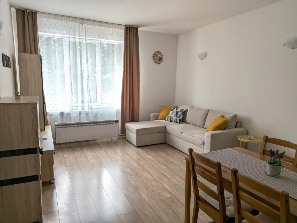 een woonkamer met een bank en een tafel bij STRIM Apartment 406 Stream Resort, Pamporovo in Pamporovo