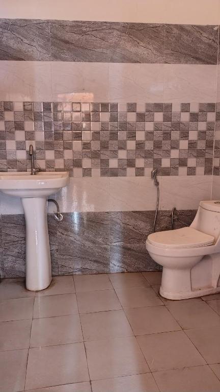 ein Badezimmer mit Toilette und Waschbecken in der Unterkunft Hotel Lake View Paradise in Uttarkāshi