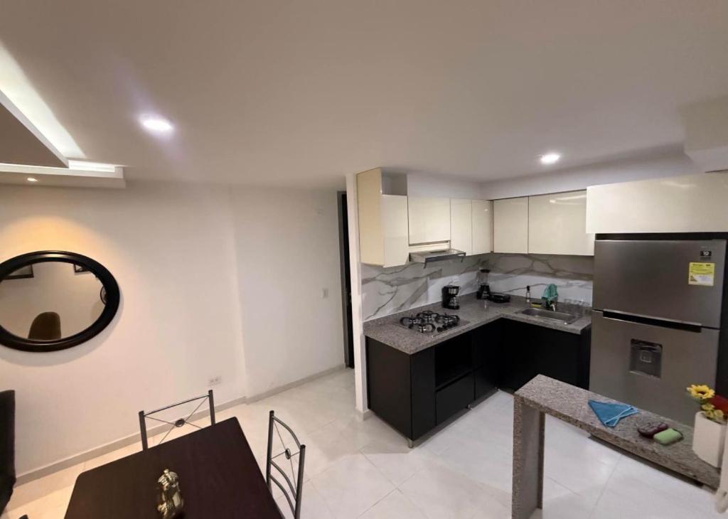 eine Küche mit Spüle und Herd Oberer Backofen in der Unterkunft Departamento en Arequipa in Arequipa