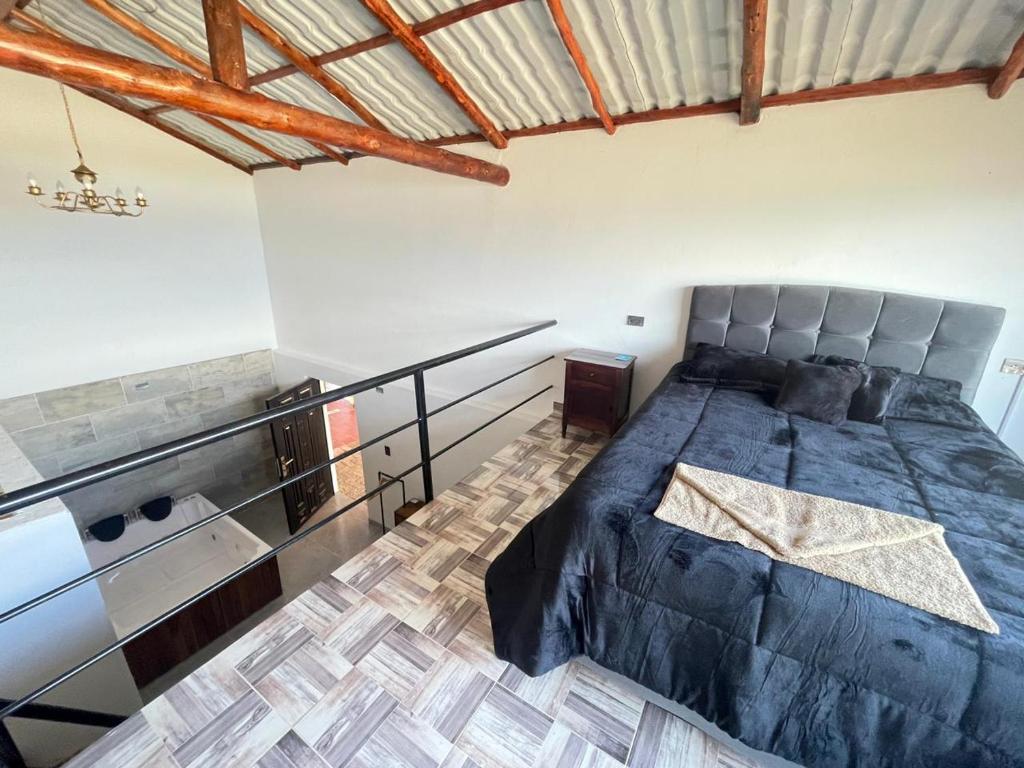 een slaapkamer met een groot bed in een kamer bij La Gruta Glamping in Fúquene