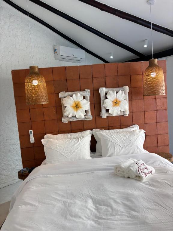 En eller flere senge i et værelse på Almas Gêmeas suite 9