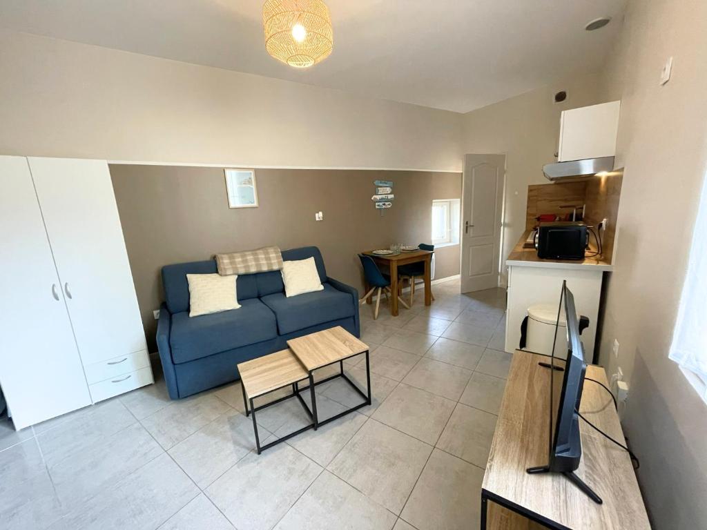 Kuchyň nebo kuchyňský kout v ubytování Studio bien équipé avec clim Proche gare et centre-ville