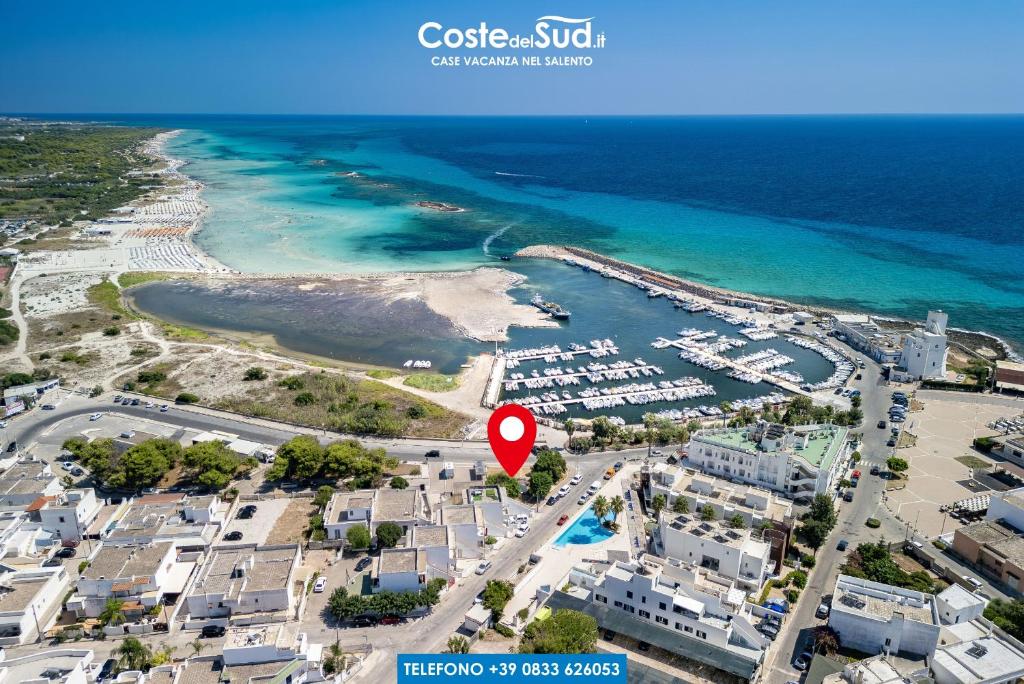 een hemelzicht op een strand met een rood bord bij La Casa sulla Spiaggia Torre San Giovanni in Torre San Giovanni Ugento