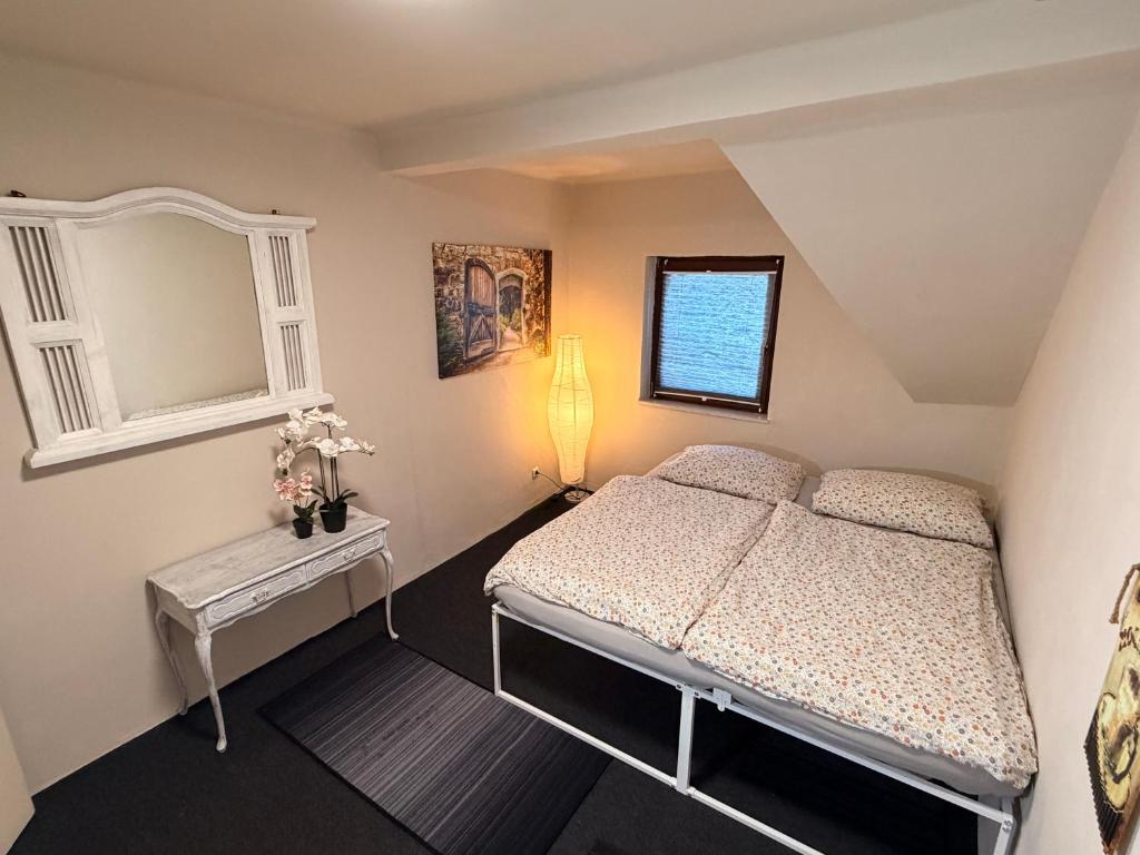 Postel nebo postele na pokoji v ubytování Großzügiges Haus in Moselnähe