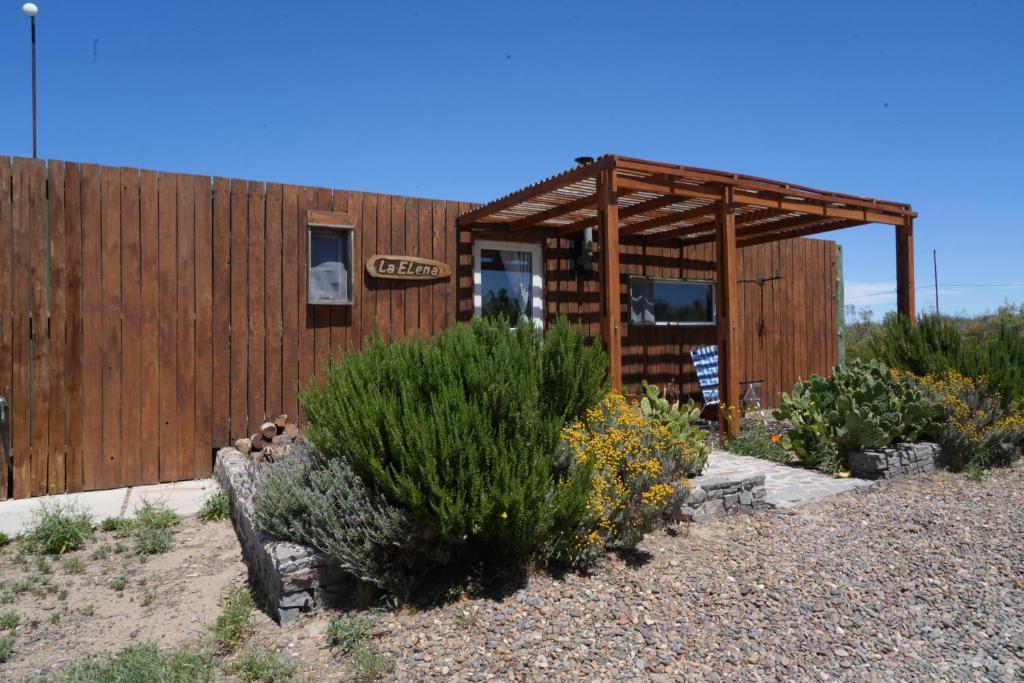 ein Gebäude mit einem Schild an der Seite in der Unterkunft Chacra La Elena - Casa container a 15km de Madryn in Puerto Madryn
