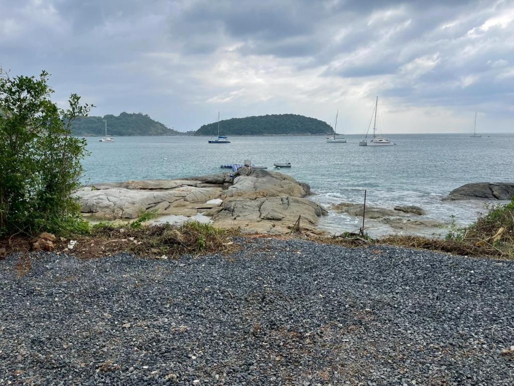 een waterlichaam met boten in het water bij Acacia Phuket in Nai Harn Beach