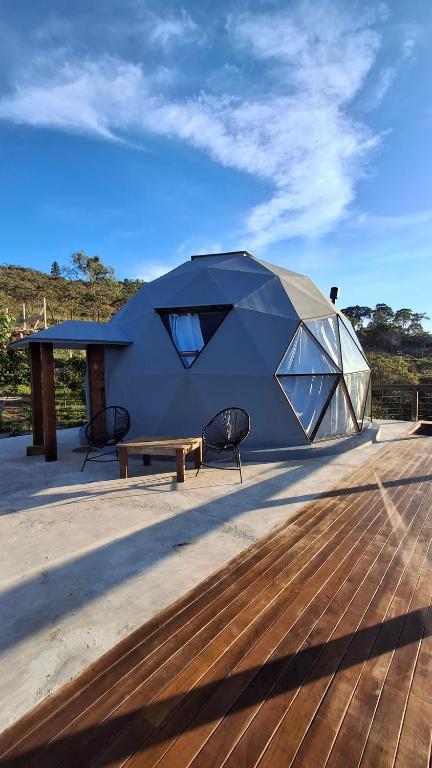 Tòa nhà nơi khu cắm trại tọa lạc