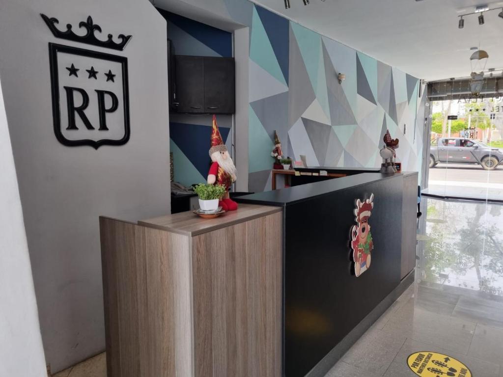 een keuken met een aanrecht met een haan aan de muur bij HOTEL Regency Plaza in Pisco