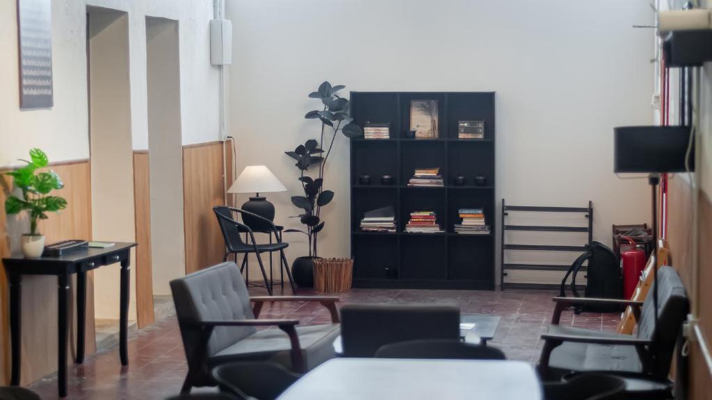 een woonkamer met stoelen en een zwarte kast bij Aayu Seckchuan - 3 mins walk to Love Lane in George Town