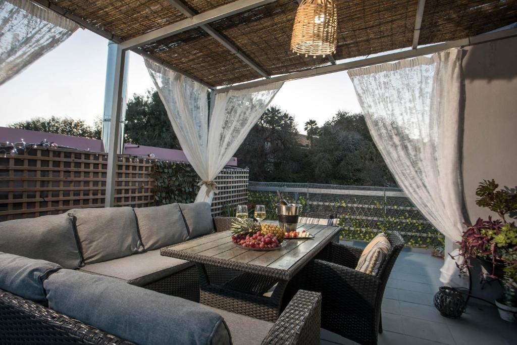 een patio met een bank en een tafel bij San Francisco maisonette in Rhodos-stad