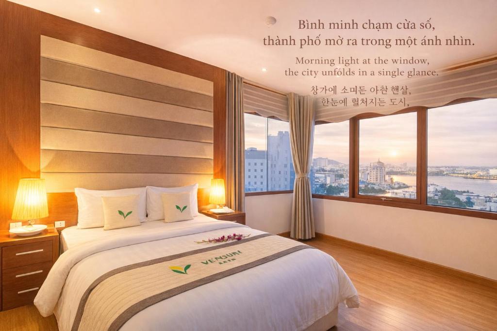 een slaapkamer met een bed met een groot raam bij Moonlight Hotel & Apartment in Da Nang