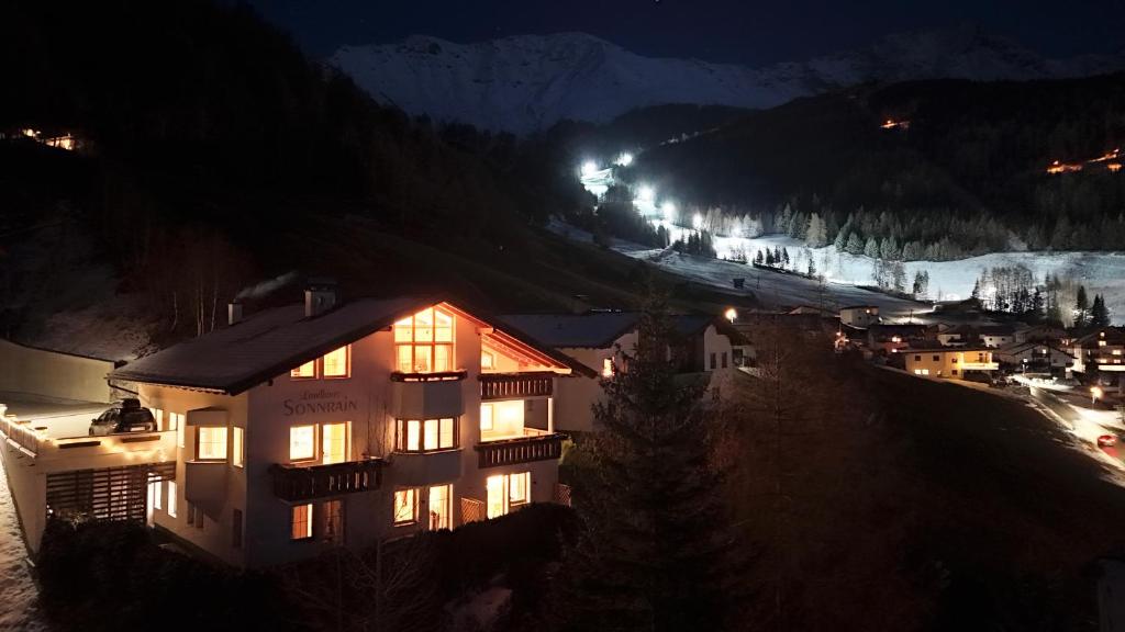 En generel udsigt til bjerge eller udsigt til bjerge taget fra lejligheden