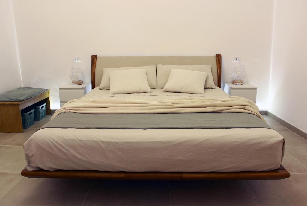 un lit avec deux oreillers dessus dans une chambre dans l'établissement Casa Puglia Antica, à Castellana Grotte