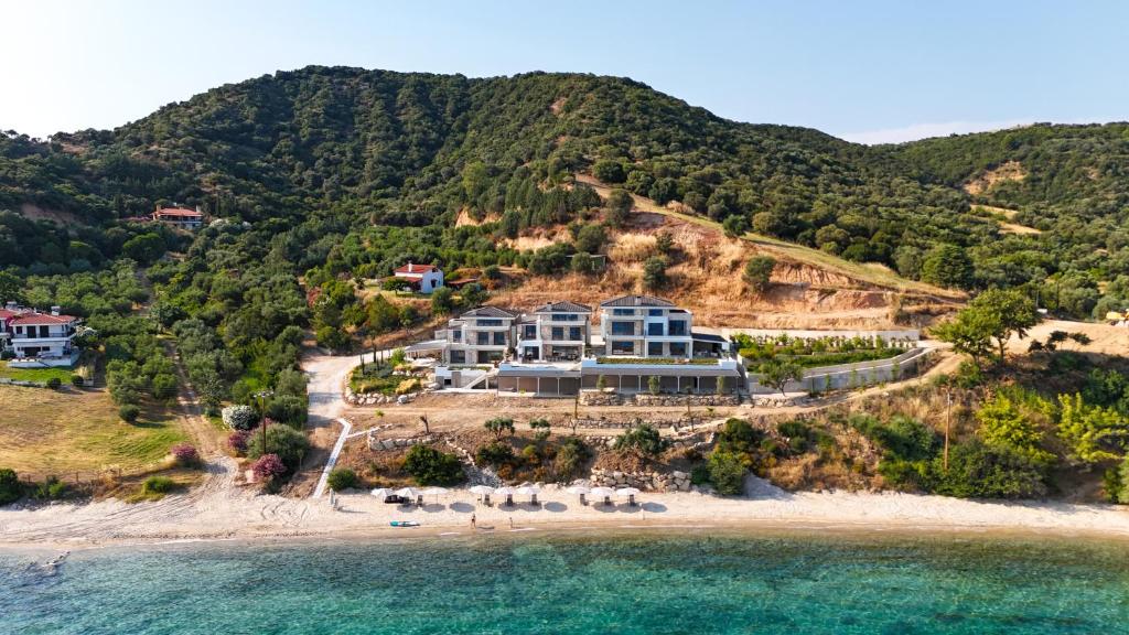 een luchtfoto van een resort aan een strand bij Eosea Selene in Ierissos