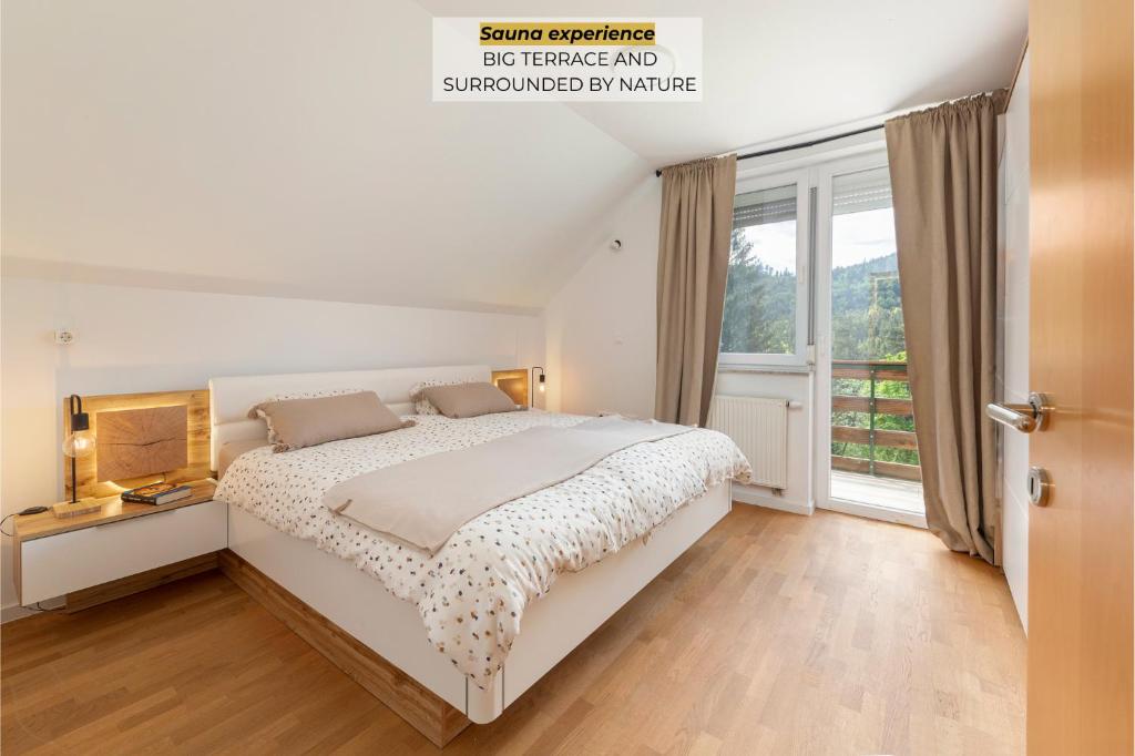 une chambre blanche avec un lit et une grande fenêtre dans l'établissement Kurešček, à Ig