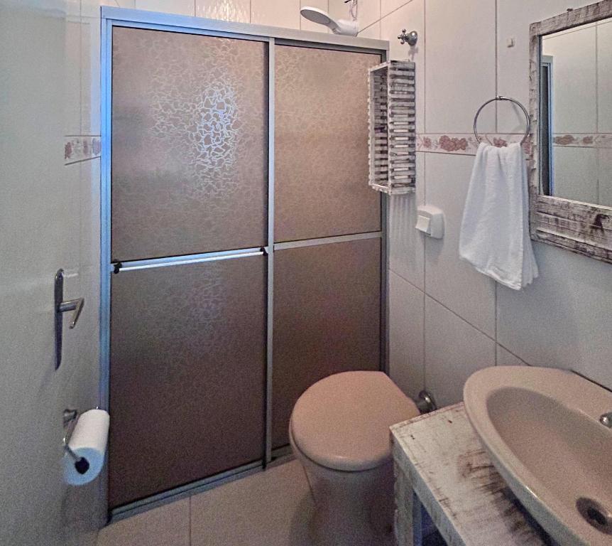 een badkamer met een douche, toilet en wastafel bij Casa Pousada Norte da Ilha in Florianópolis